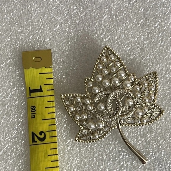 Extremely Rare Chanel Maple Leaf Brooch Pin - Made in France preowned - Picture 4 of 13
